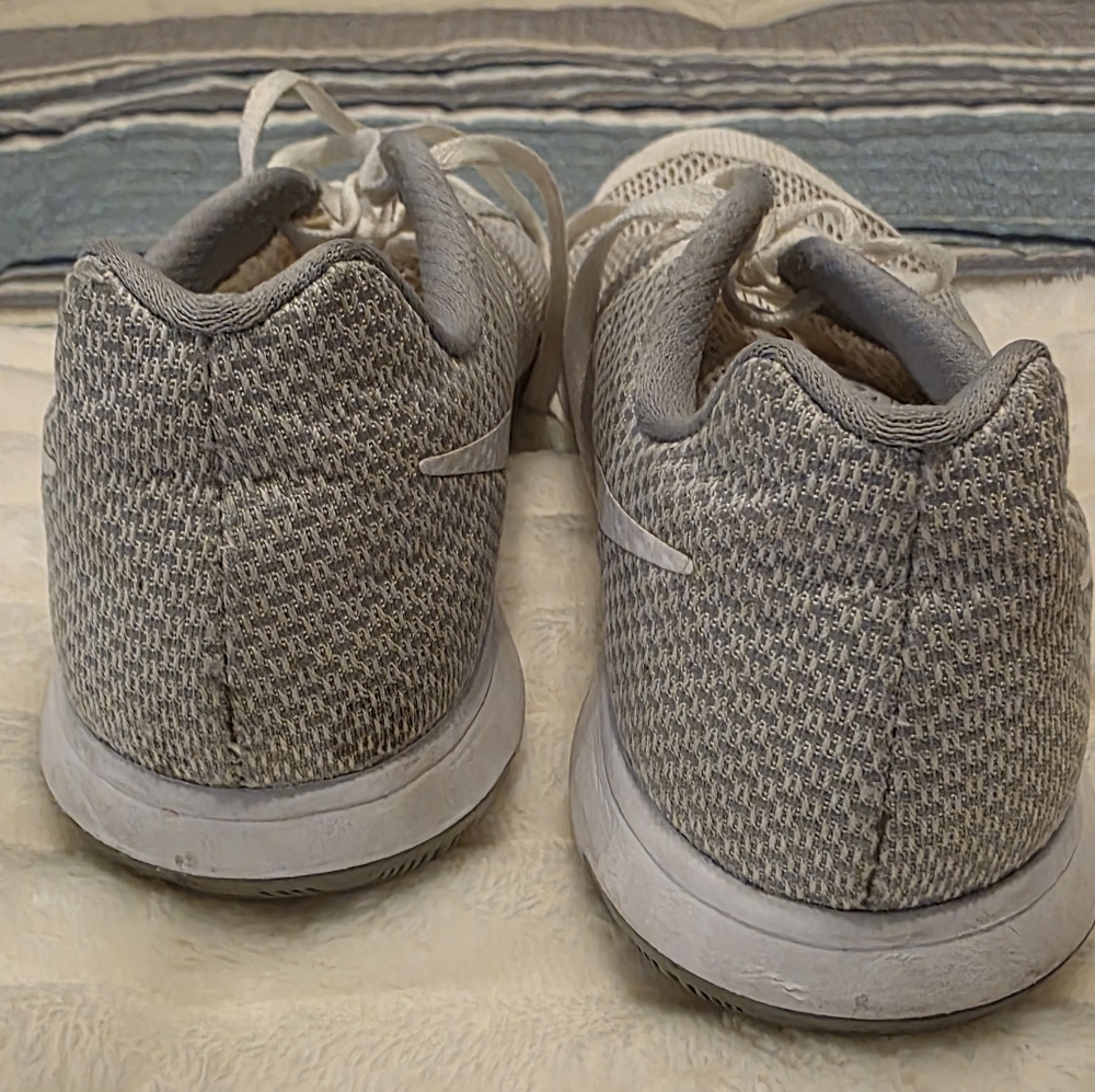 Nike Women's FLEX Experience Run Sneakers - Picture 6 of 11